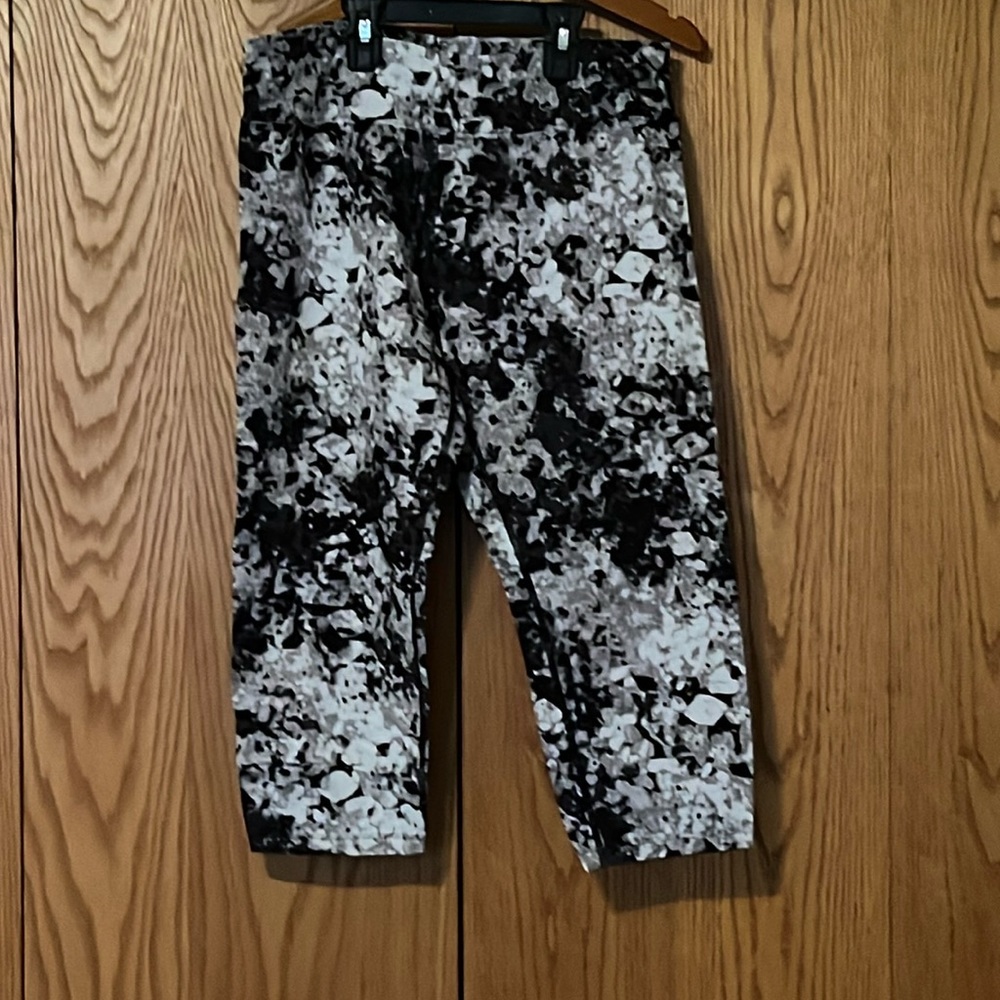 Calvin Klein Capri leggings. Size XL. Black and grey
